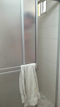 Mijn heerlijke stiefzus met grote kont vindt me onder de douche en besluit te blijven zodat ik mijn heerlijke penis in haar poesje kan stoppen