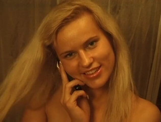 Flash Model Amateurs: Blonda cu țâțe mici se joacă cu țâțele ei