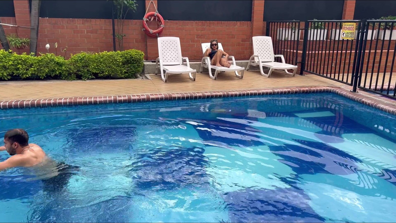 Naty Delgado: Petite seduz seu vizinho na piscina e depois o fode...