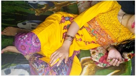 Indian Desi Village Girl Ciasne cipki Świeżo poślubiona żona ciasne cipki Local Village Sex Video XXX indyjski porno