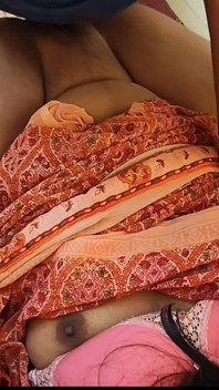 Fratele vitreg a futut-o pe sora vitregă indiană frumoasă soră vitregă după aplicarea uleiului