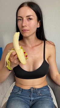 Menggoda dalam celana jins, makan & mengisap pisang