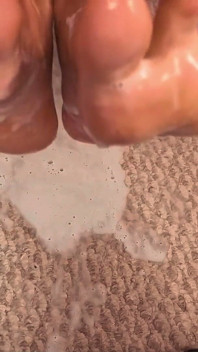 Cazzo di sperma sui piedi mi è sparso sulle dita dei piedi, sui piedi e sulle piante dei piedi