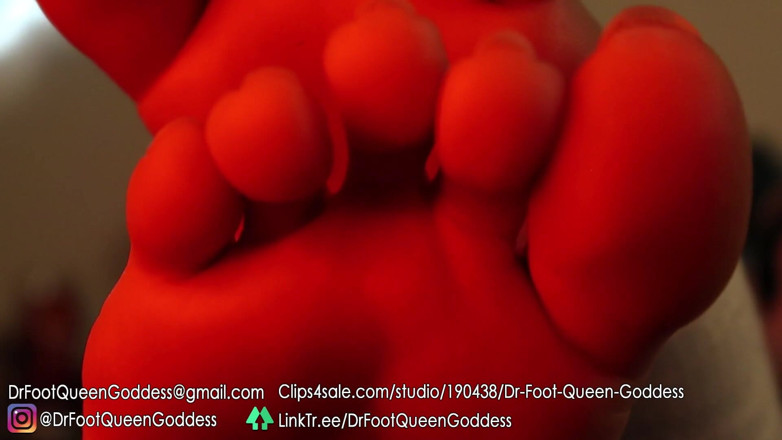 Dr. Foot Queen Goddess: Zabandażowane podeszwy o zabandażowanych kolorach na czerwono