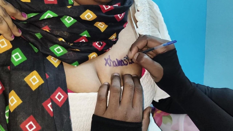 SneakyManner48: Indiana tia tatuada cliente, eu fiz sexo com ela inesperadamente...