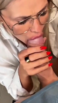 Seksowna sekretarka MILF nie ma umiejętności, aby wykonywać swoją pracę! ale ona ma umiejętności do robienia loda!