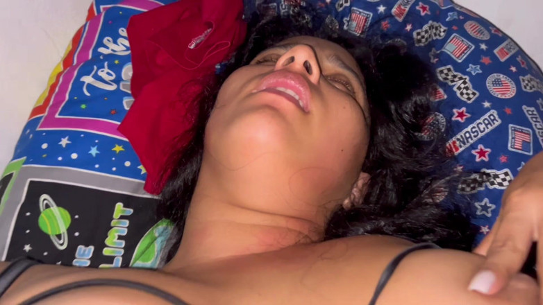 Theman1000: Casal se masturba, a namorada tem sua buceta muito apertada