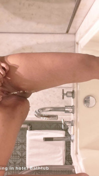 Indiana Siiya Bhabhi nuda bagno, pissing e ditalino nella vasca da bagno dell'hotel