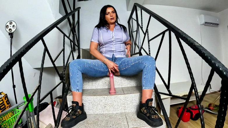 MilfyCalla: क्रॉचलेस चमकदार जींस जॉय। डिल्डो की सवारी, पेशाब खेलना और लथपथ डेनिम