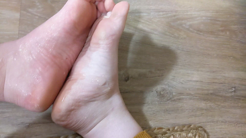 Sin Spice by Sophia Sinclair and Jasper Spice: Op maat eet het sperma van mijn voeten