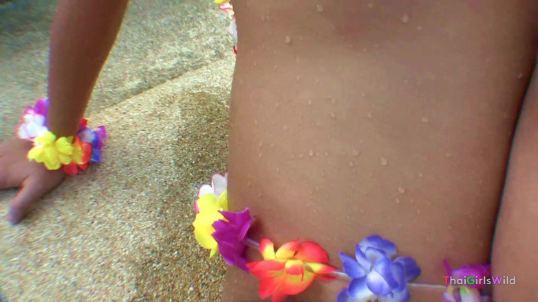 Thai Girls Wild: La più carina ragazza tailandese fa sesso in piscina