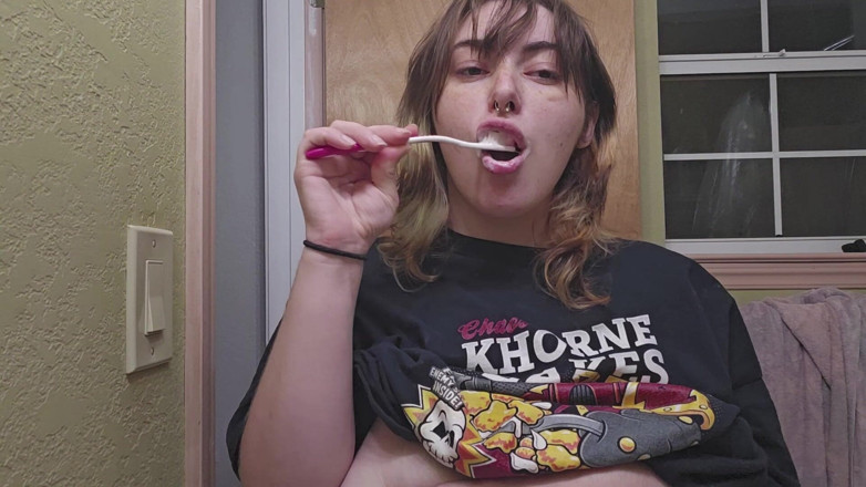 Mushroombitchx: Brushin i Flashin Messy!