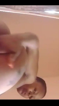 Ele tentou levar seu telefone, mas ele não pode resistir a seu rabo grande