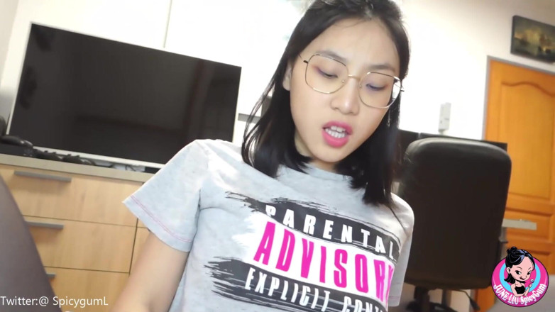 SpicyGum: June Liu - 电子游戏还是我？第1部分。戴着可爱眼镜和连裤袜的热辣亚洲少女勾引了一个电子游戏玩家[JL_070]