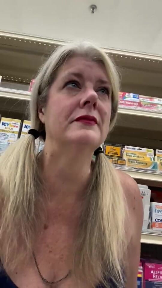 Alice Harlot: Shoppa ensam. Något är inuti mig. helt klädd