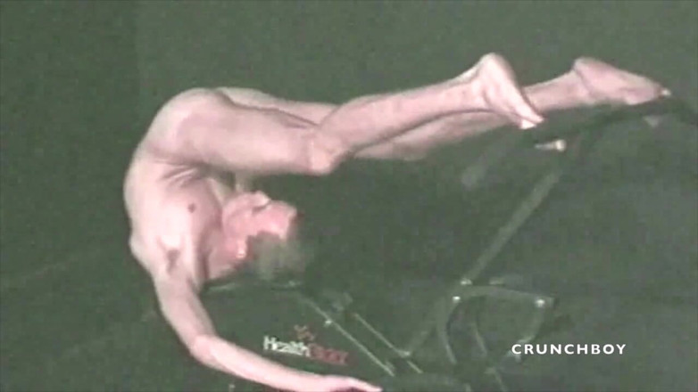 GAY VINTAGE PORN: Tento chlapec je abbel, aby se automaticky saje pro zábavu