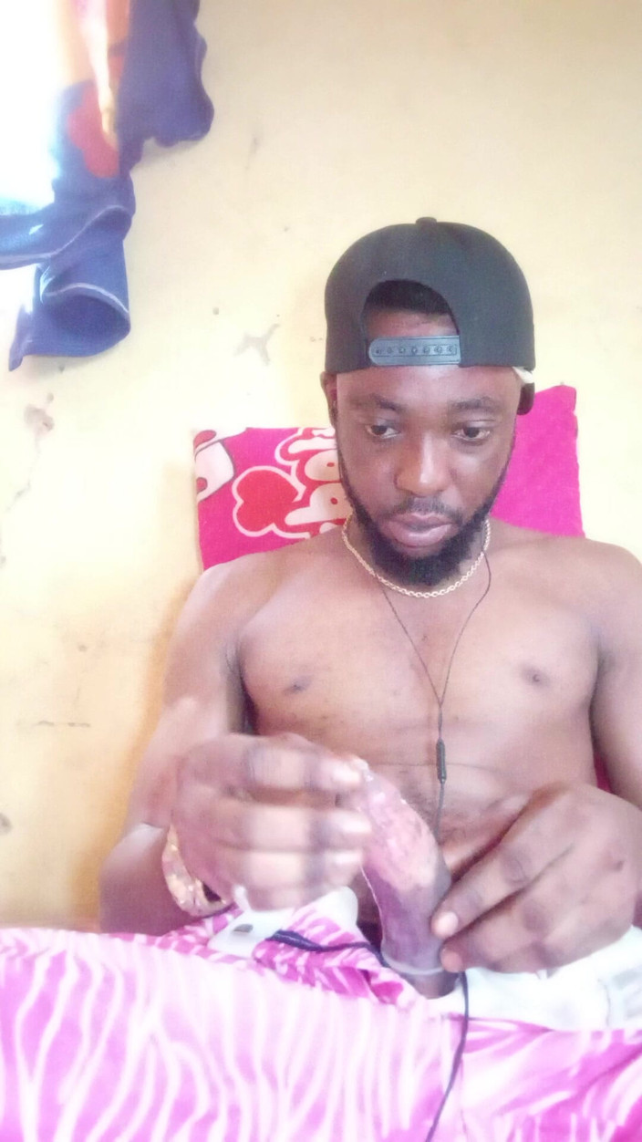 Bangwett: Aku lagi asik muasin diriku sendiri sambil nonton boografi