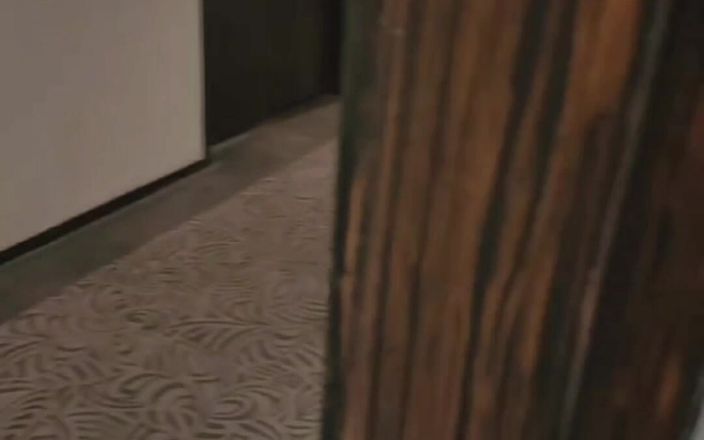 Taiwancdgirl: 在酒店镜子前自慰，然后走出房间