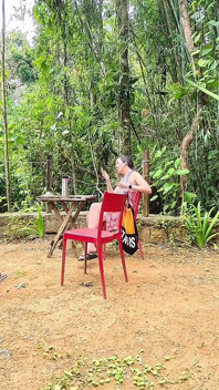 Das Mädchen auf dem campingplatz willigte ein, einen blowjob zu geben und hart zu reiten