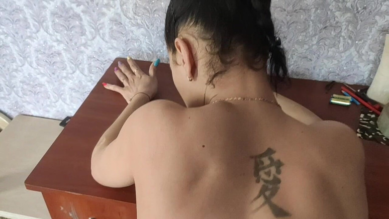 DirtyLubov: Une femme aux cheveux noirs sur une commode