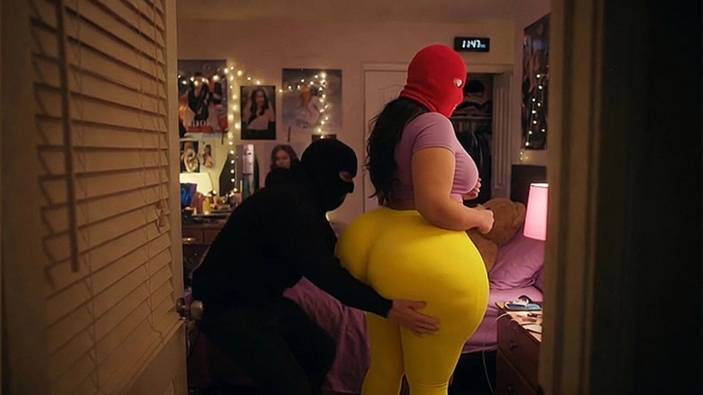 Animate golden: Stor röv Latina i tighta gula leggings pressas i sovrummet
