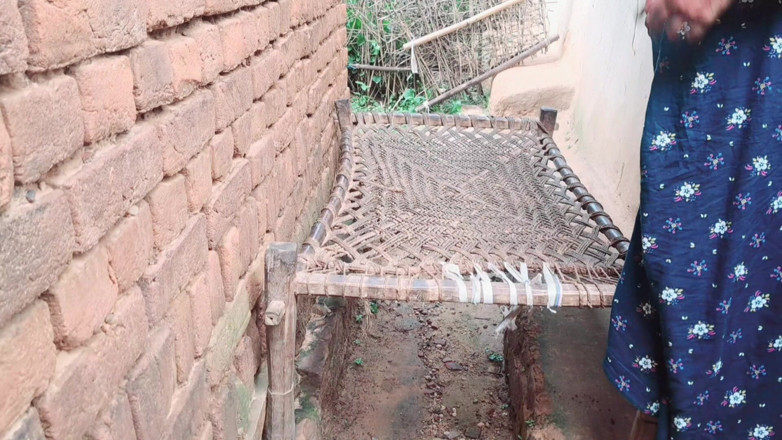 Trilokinath: Une salope indienne se fait baiser la chatte par son...