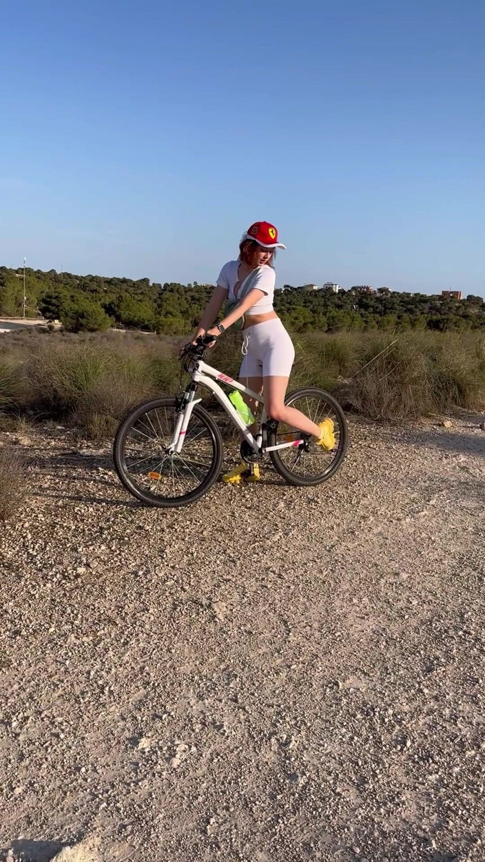 Sheryl X Sinclair: La compilation de pisse en plein air la plus complète 2025 !