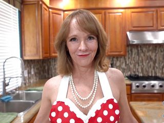 POV Mania: Ateşli seksi orta yaşlı seksi kadın Cindi Sinclair mutfakta dizlerinin üzerinde...