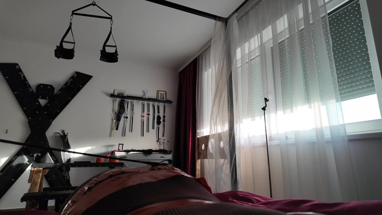Elena917: Bondage nastro, layering in calze, frustate - parte 1