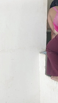 Le jour des nodies, j’ai giflé la chatte de ma copine par le trou de son pantalon et lui éjaculé sur le cul