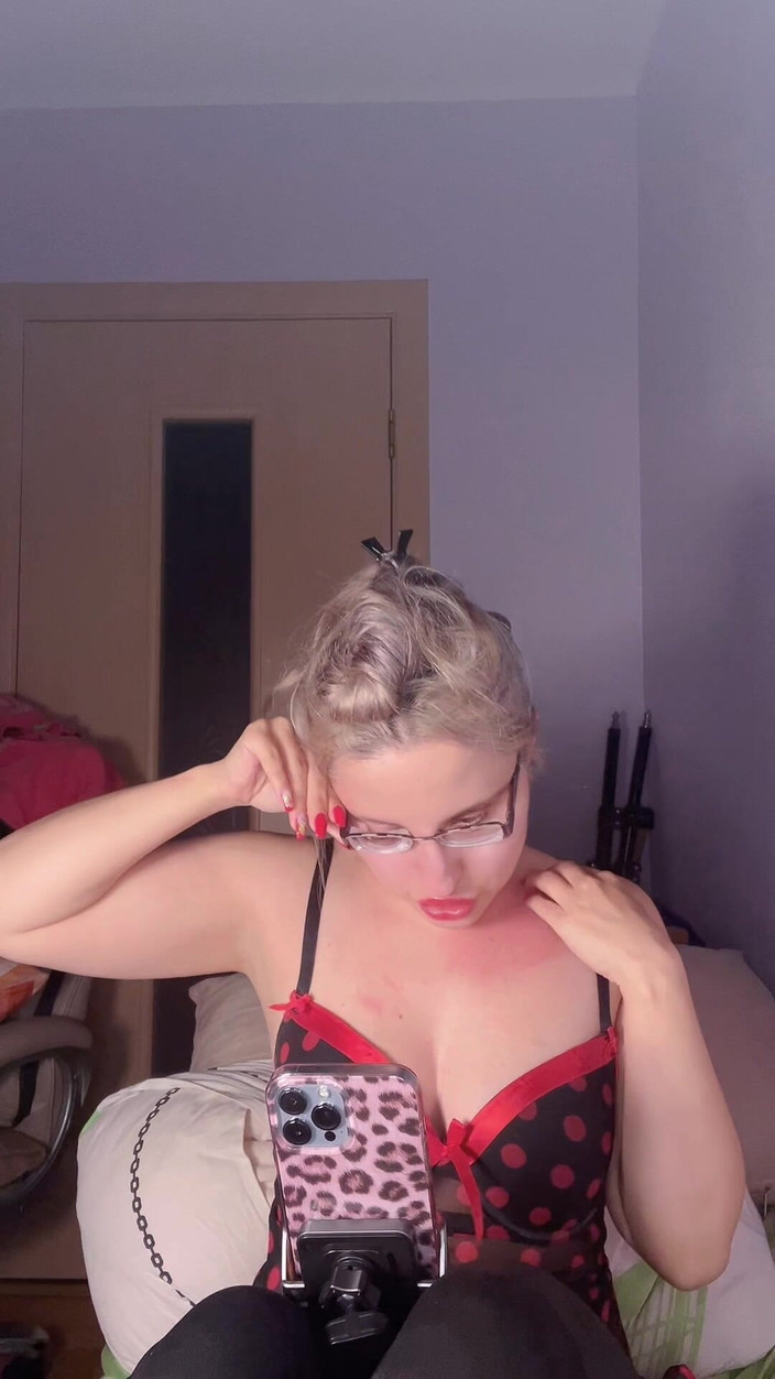 FinDom Goaldigger: 누드가 아닌 젖탱이 중독
