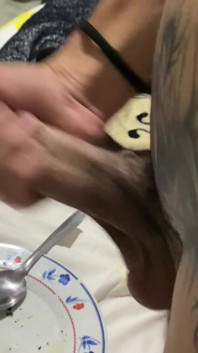 我的同事吞下我的精液，甚至都没有意识到
