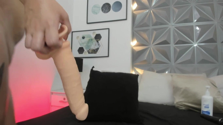 Anahii Ruiz: Татуированная женщина с большой грудью покрывает себя маслом, чтобы поиграть с ее дилдо