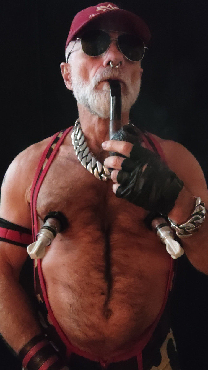 MusclesCigarsFFPig: Mẹ kế hút thuốc và bơm núm vú