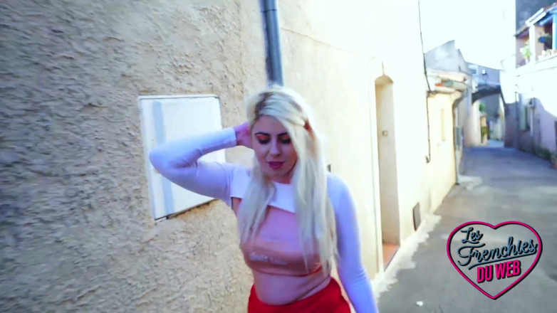 The Frenchies of the web: Malvina, gadis nakal dewasa yang lagi asik muasin dirinya sendiri