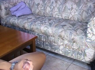 Amateur Den: Rubia perra chupa su polla duro