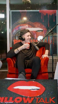 Tiktok Mogul Aaron Vankampen diventa strano in case!