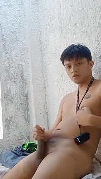 Um garoto asiático com tesão ao ar livre