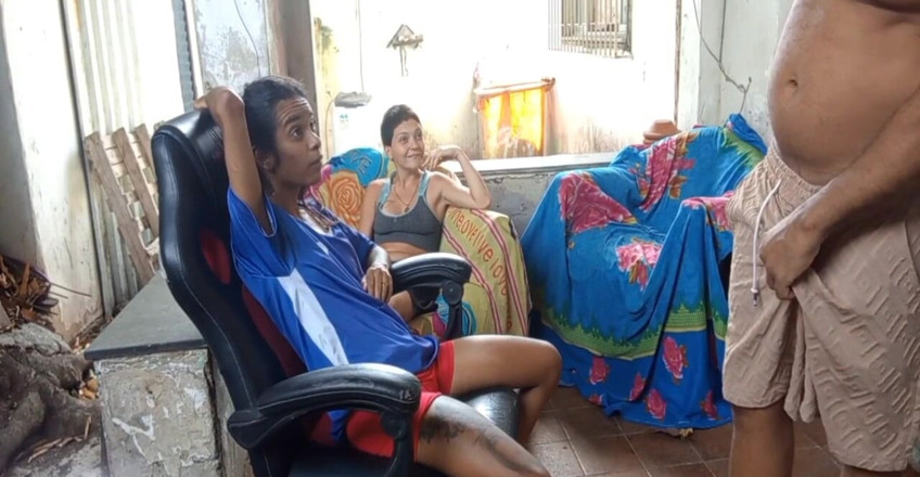 Sapatinha: Scopa jasmine Santanna nel culo mentre il suo fratellastro lesbico...