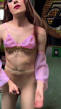 Ejaculare solo cu transsexuală pe ținută roz, pat, transexual
