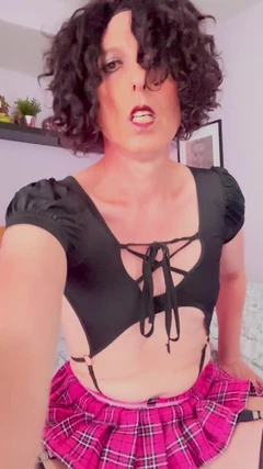 Tgirl стає неслухняною. Хочете дивитися?
