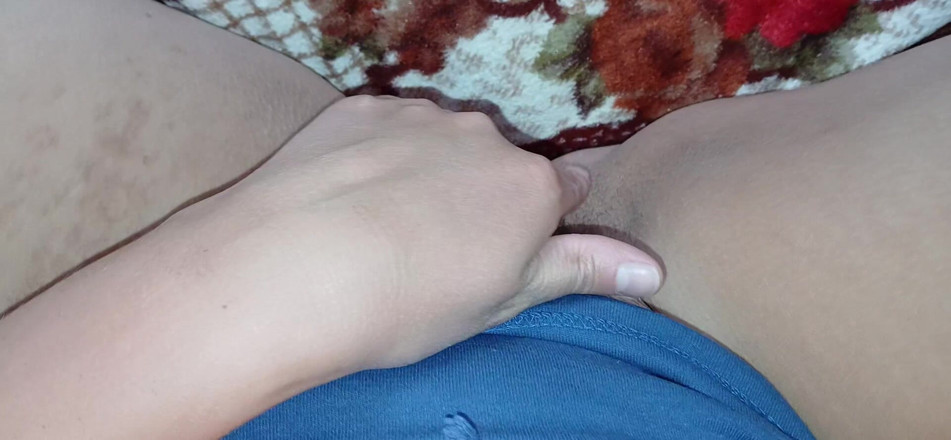 Lesbian-illusion: 我发现我的同学在桌子底下，并和他们一起自慰