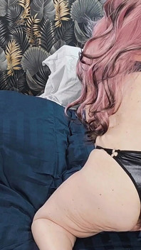 Sexy MILF toto dildo a vibruje svou mokrou otevřenou kundičku