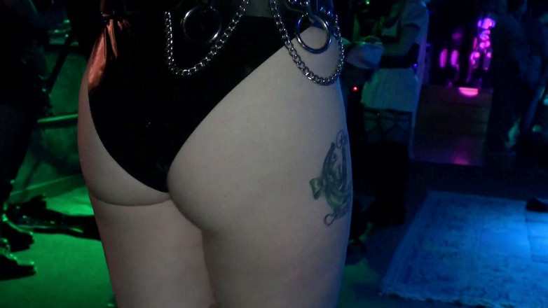 Dirty Dating Live: Fetish Asylum, pt. 1 - sebatan memancut ke bawah