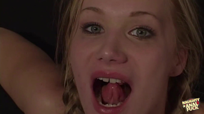 Naughty anal fuck: Dwóch szczęśliwych dojrzałych facetów bierze zielone dziewczyny usta, cipkę i...