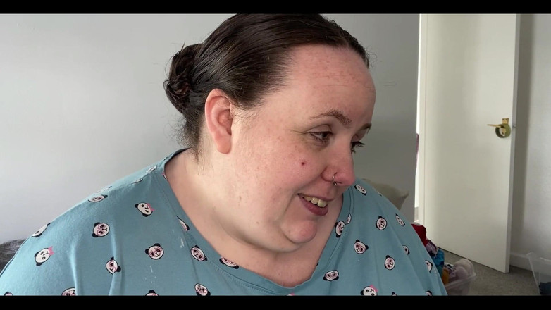 Ivy Gold: Spolubydlící si všimne, že sledujete sph porno | Joi