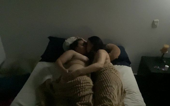 Zoe &amp; Melissa: Lesbisk sex i missionären innan du går till sängs
