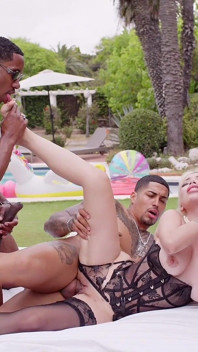 Cuarteto Interracial - 3 BBC Bien Profundas En Mi Coño Me Hacen Gemir Fuerte