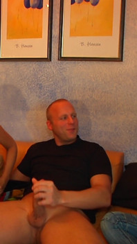 Trio torride d’un couple mature allemand avec une baby-sitter de 20 ans !