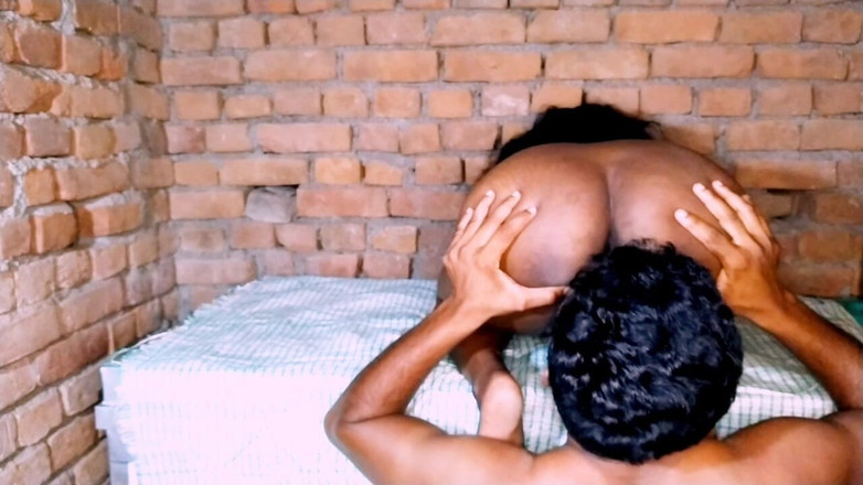 Pumi: Une desi se fait bouffe la chatte